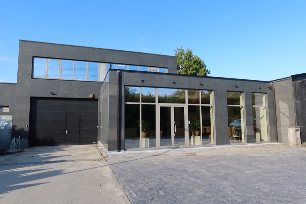 Gevel van de toonzaal van Stone Design Lauwerijs met grote glazen ramen