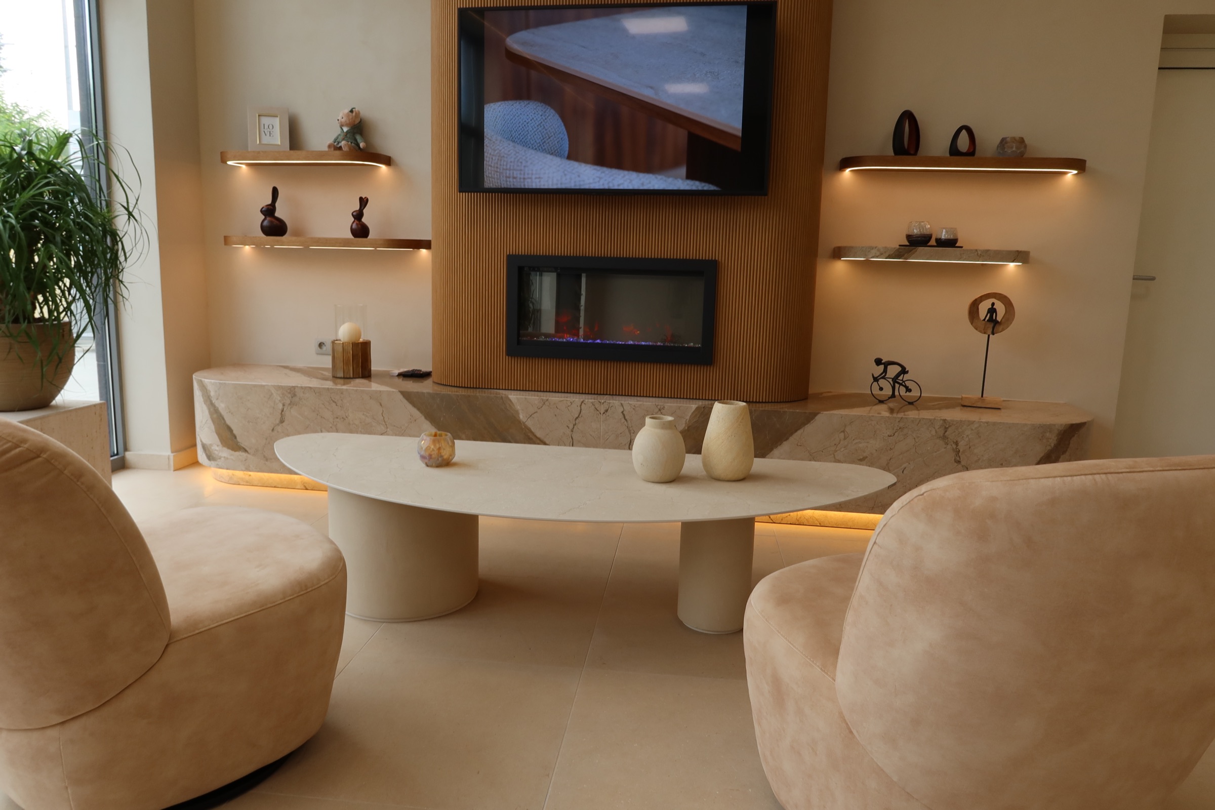Woonkamer met een natuurstenen tv-meubel en een houten schouw