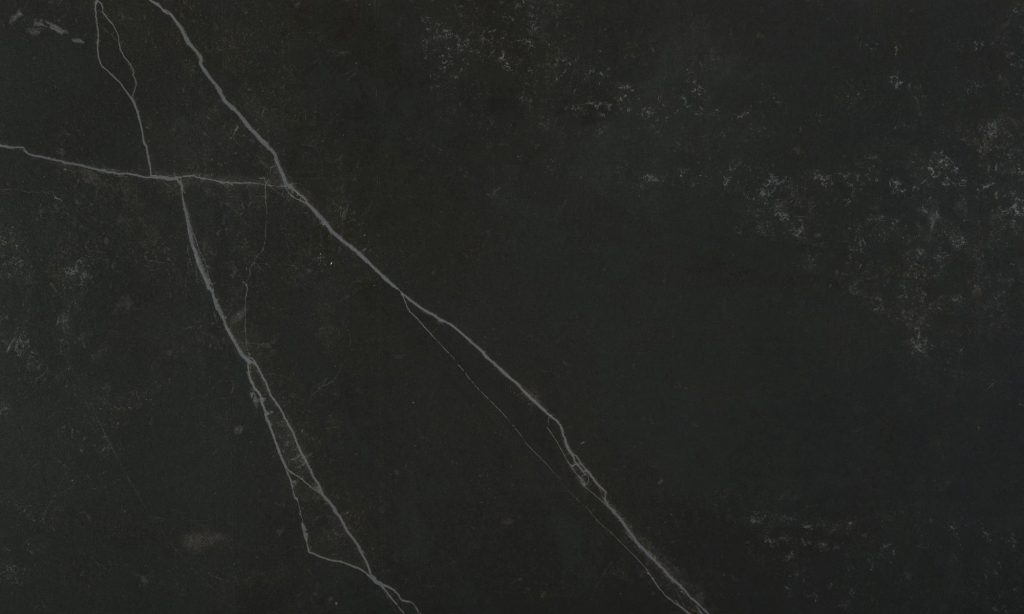 Zwarte Dekton met fijne witte aders