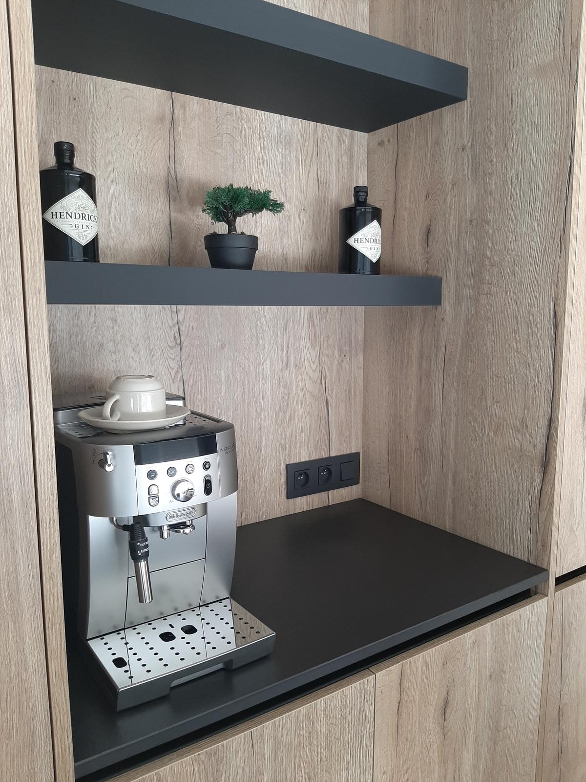 Koffiehoek met donker werkblad en zwevende planken