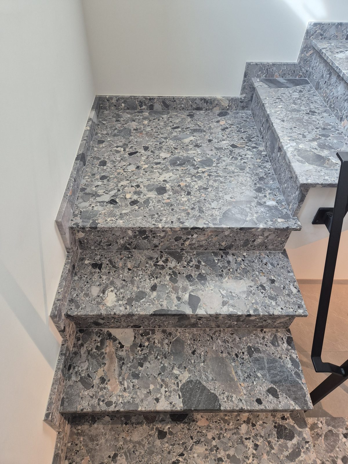 Traptreden in terrazzo met zichtbare steenkorrels